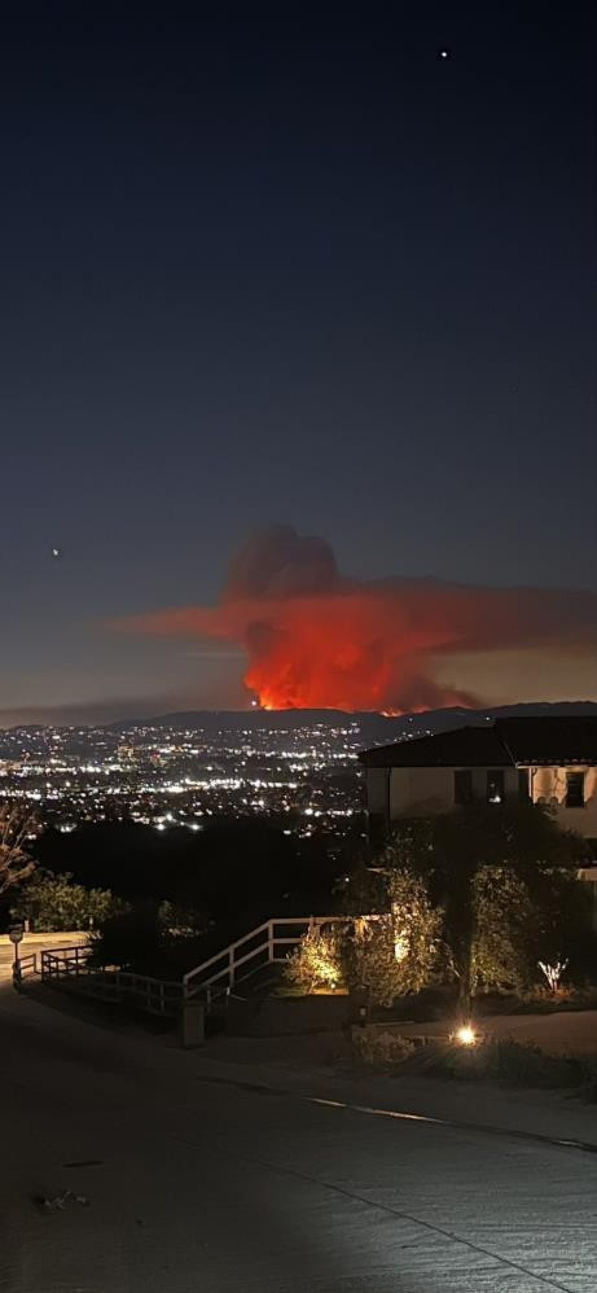 los angeles yanginlarinda hayatini kaybedenlerin sayisi 24e yukseldi 4 RVuFvHtP