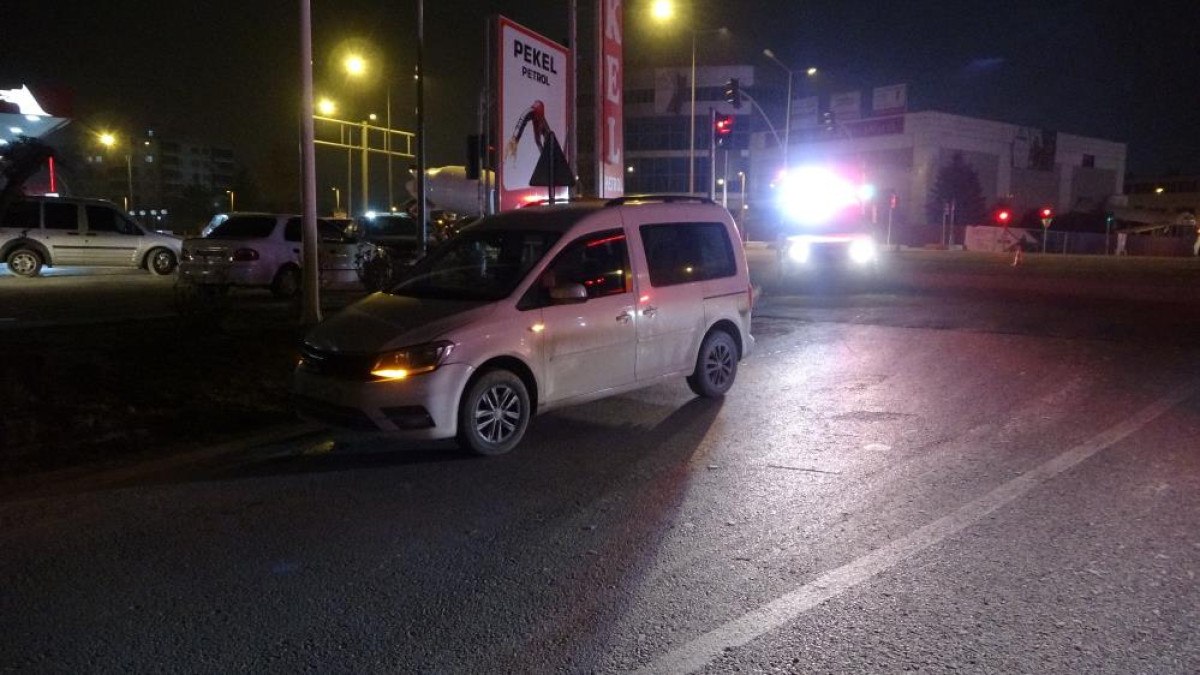 malatyada otomobil ile hafif ticari arac carpisti 2 yarali 0 CTl8yrtd