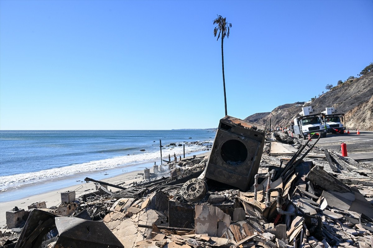 malibu sahilindeki bircok ev yanginlarda kul oldu 9