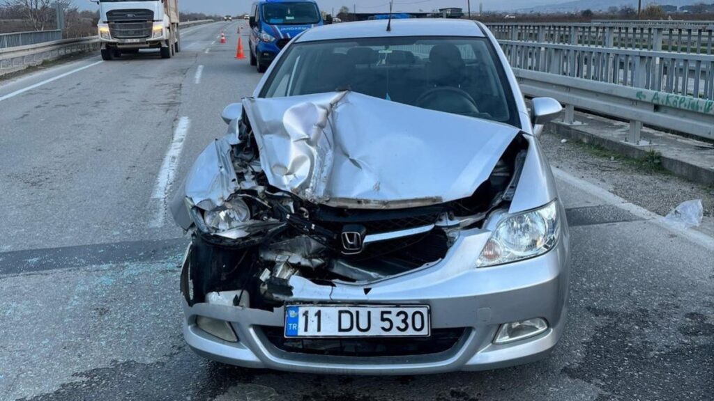 Manisa’da otomobil tıra arkadan çarptı: 4 yaralı 6 manisada otomobil tira arkadan carpti 4 yarali WtOr6g4i