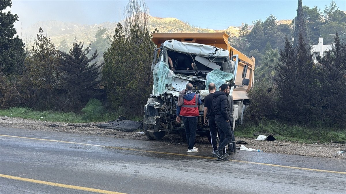 muglada iki hafriyat kamyonu carpisti 1 agir yarali 0 jW32neVp