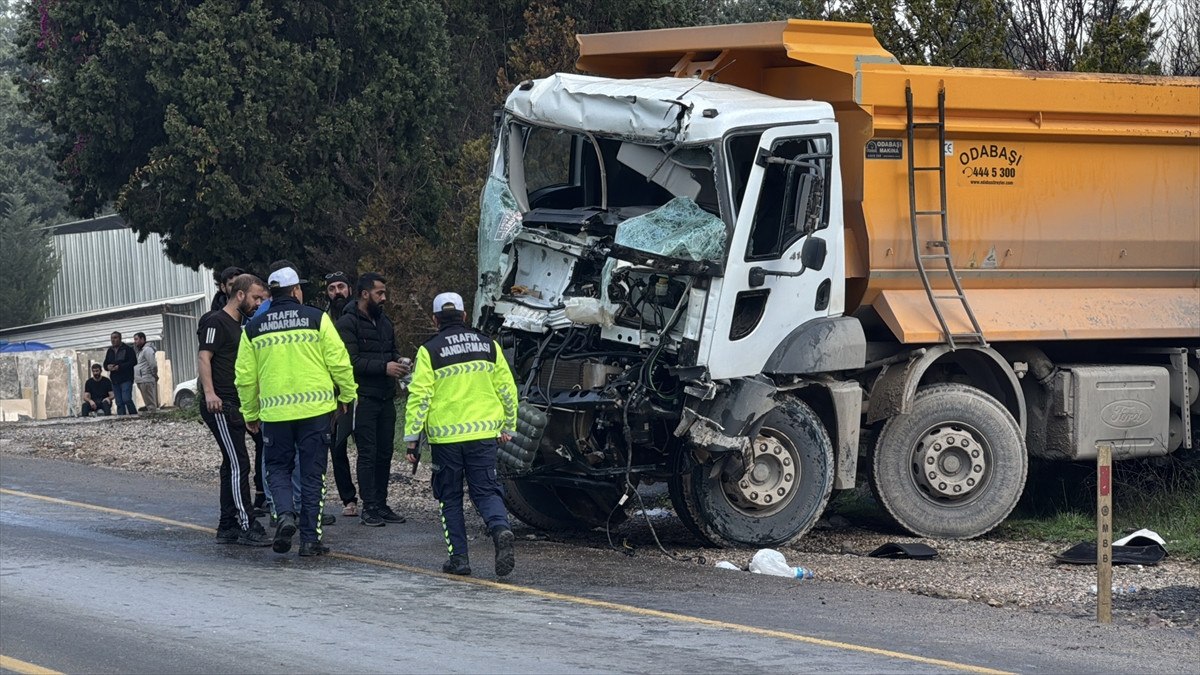 muglada iki hafriyat kamyonu carpisti 1 agir yarali 1 GTnDpCcM
