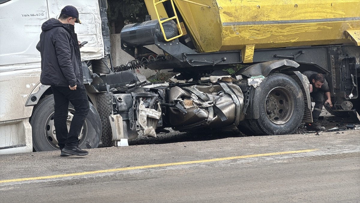 muglada iki hafriyat kamyonu carpisti 1 agir yarali 2