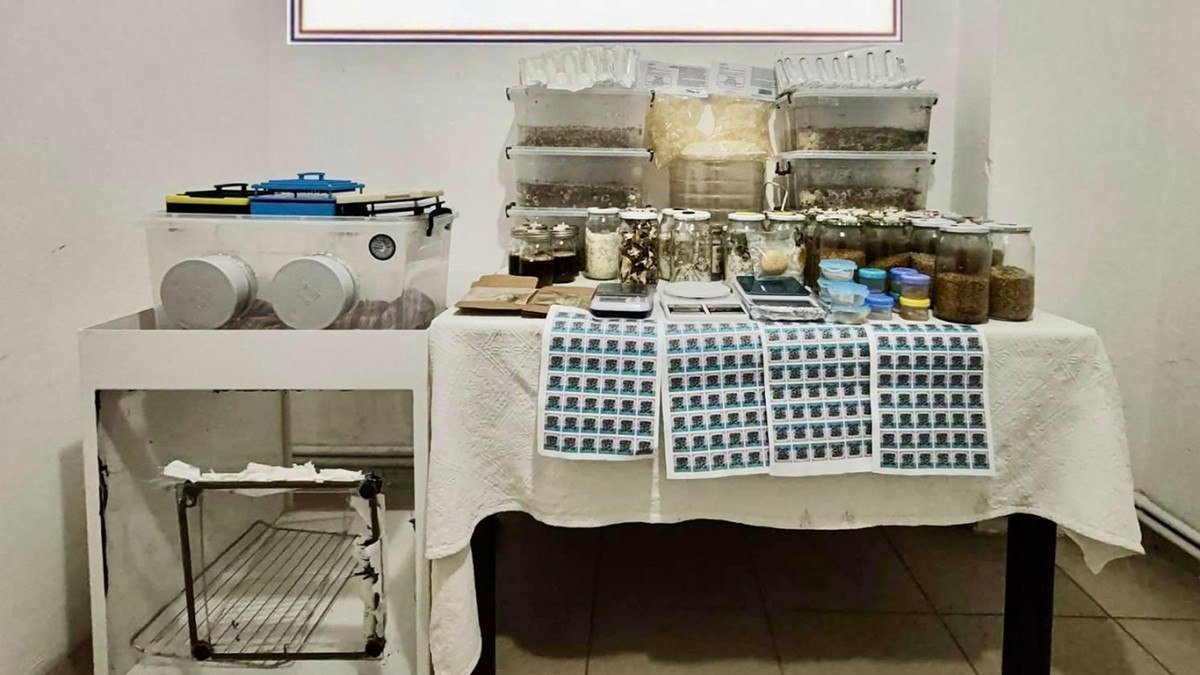 muglada profesor lakapli suphelinin evinden 22 kilo uyusturucu cikti 0 lBWc33YT