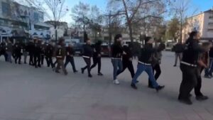 Anasayfa 8 orduda zehir tacirlerine baskin 32 tutuklama zshZMy2b