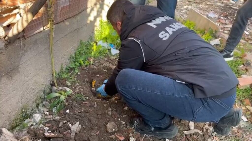 Samsun'da bahçede toprağa gömülü uyuşturucu ele geçirdi 2 samsunda bahcede topraga gomulu uyusturucu ele gecirdi p9XgYUYK