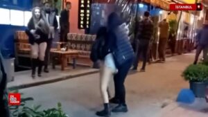 taksimde alkollu iki kadinin kavgasini guclukle ayirdilar NhVMcNaT