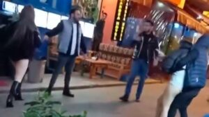 taksimde alkollu kadinlarin kavgasini kamerada IWIZvJFl