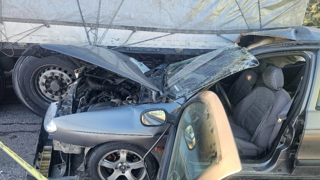 Tokat'ta otomobil, tıra çarptı 9 tokatta otomobil tira carpti HKyalIgG
