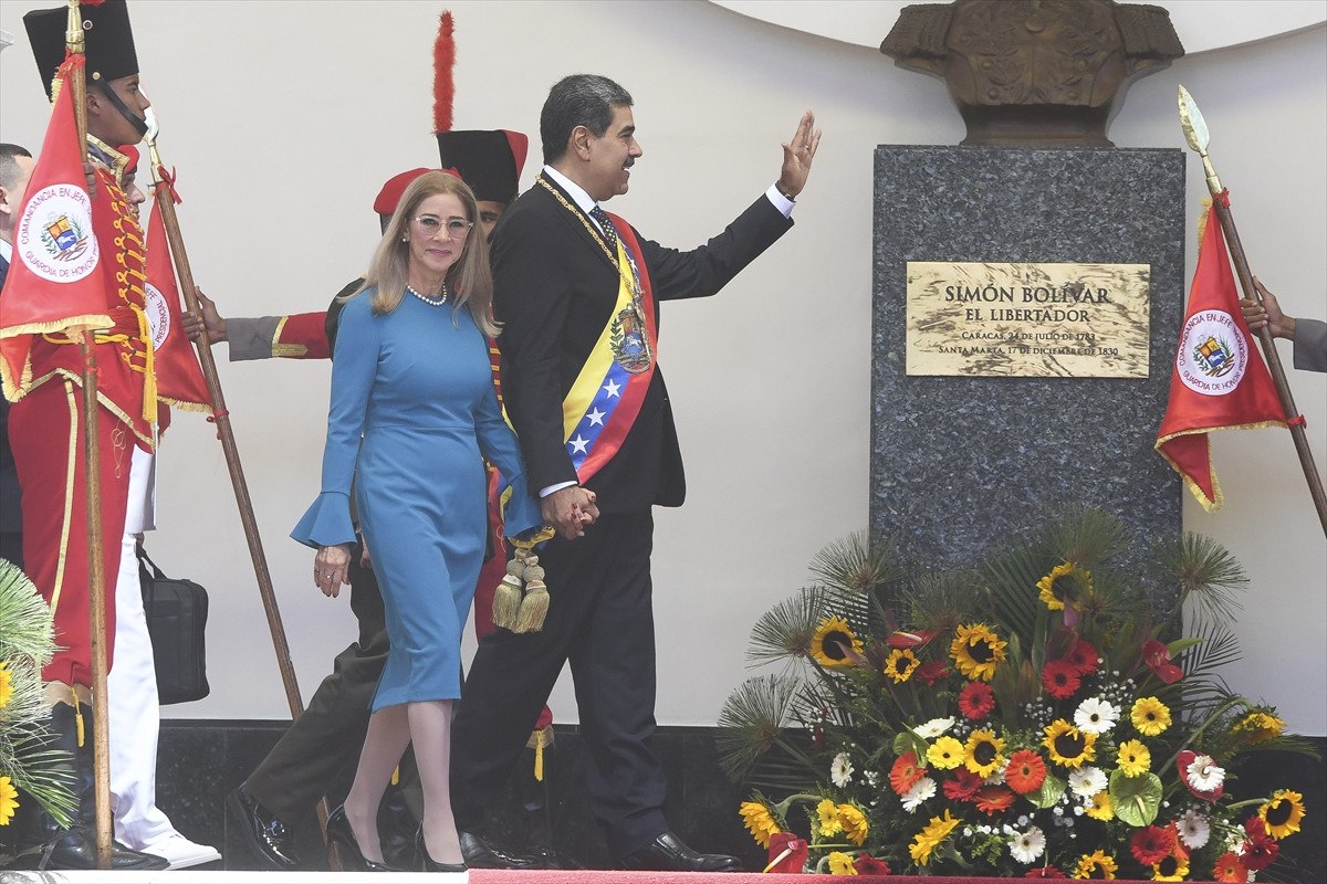 venezuelada yemin toreninden sonra maduro destekcilerini selamladi 1 4tlgby8l