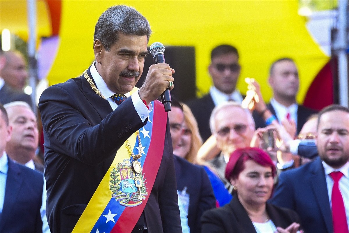 venezuelada yemin toreninden sonra maduro destekcilerini selamladi 2 igU4GbBt
