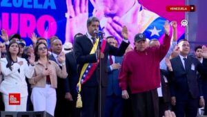 venezuelada yemin toreninden sonra maduro destekcilerini selamladi 9A77e3XR