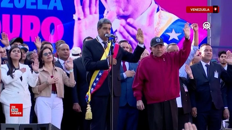 Venezuela'da yemin töreninden sonra Maduro, destekçilerini selamladı 7 venezuelada yemin toreninden sonra maduro destekcilerini selamladi 9A77e3XR