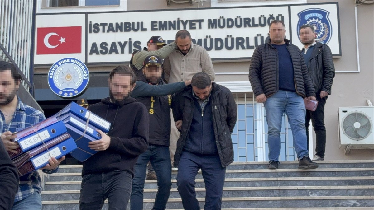 yabanci turistleri dolandiriyorlardi istanbulda taksi dolandiriciligi cetesi cokertildi 1 tEdluwy9