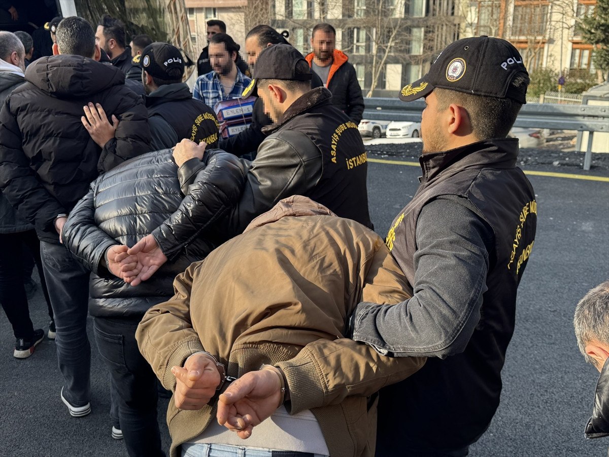 yabanci turistleri dolandiriyorlardi istanbulda taksi dolandiriciligi cetesi cokertildi 5 HnbfwTOO