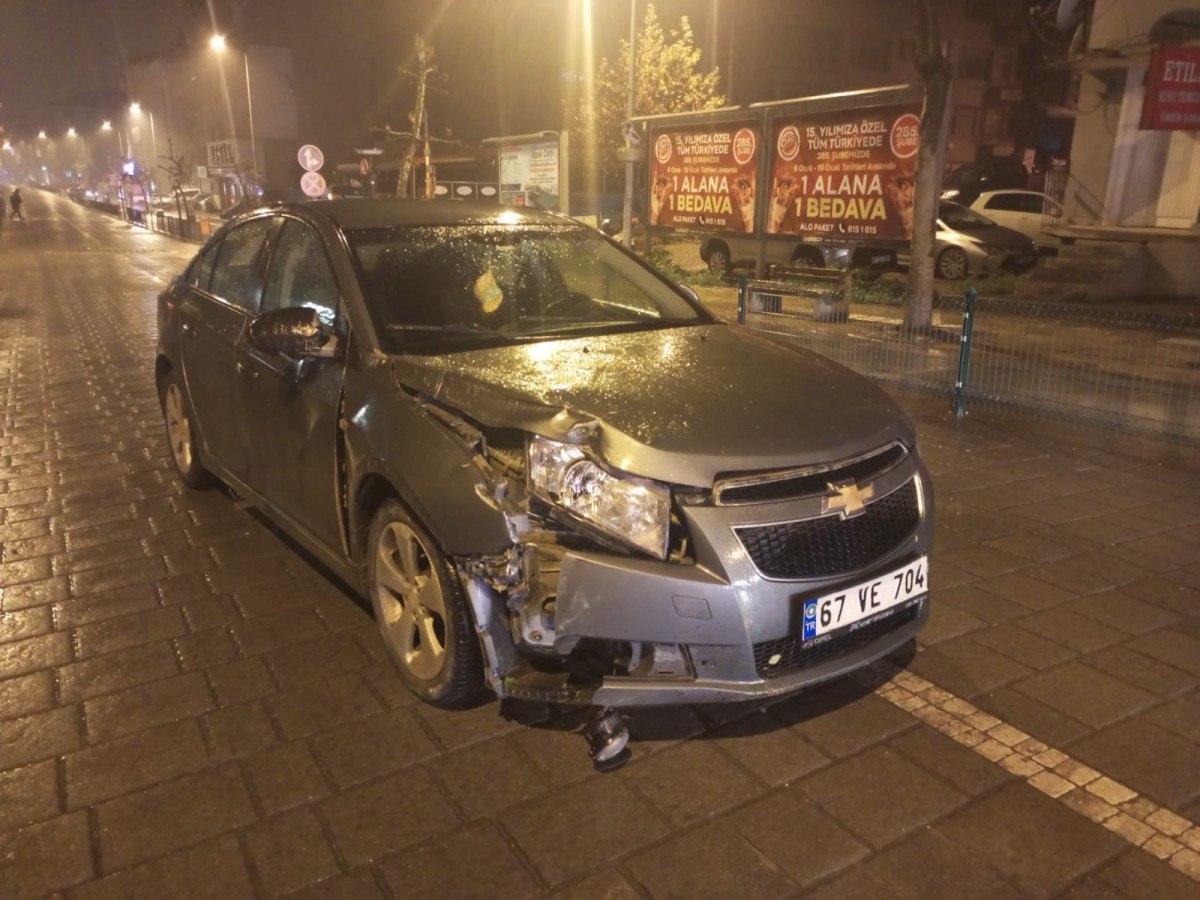 zonguldakta polis alkollu surucuyu aracin uzerine atlayarak durdurdu 0 MGXC7wHg