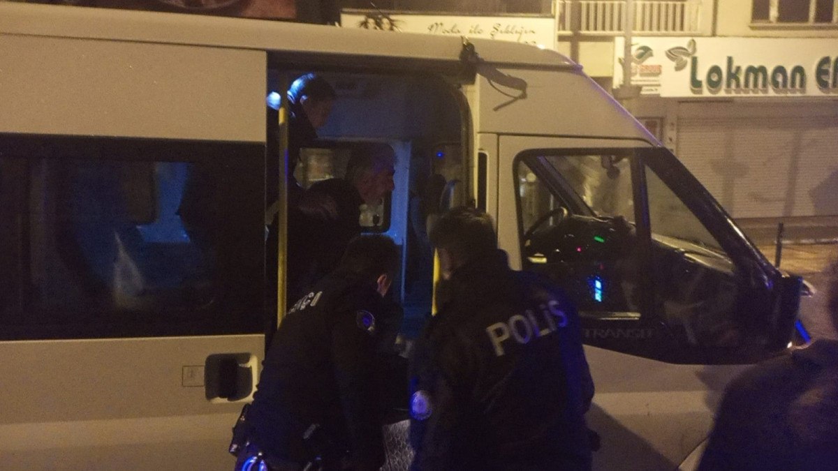 zonguldakta polis alkollu surucuyu aracin uzerine atlayarak durdurdu 1 8P8nRRIV