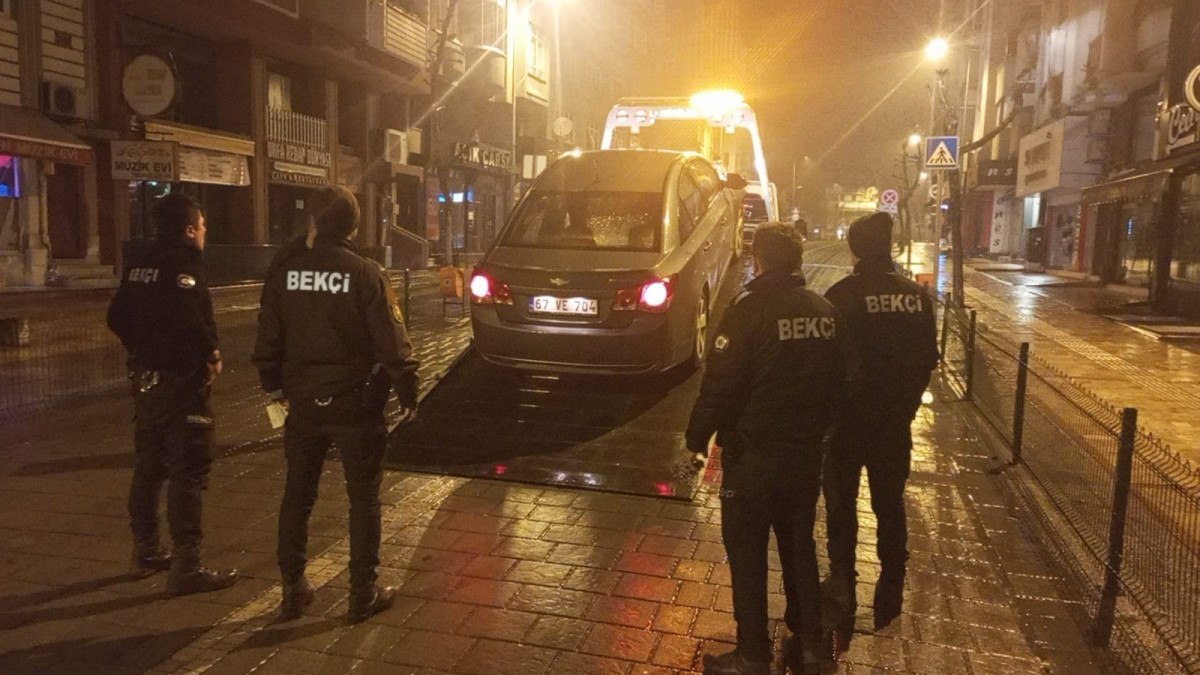 zonguldakta polis alkollu surucuyu aracin uzerine atlayarak durdurdu 2 Hnw9seI1